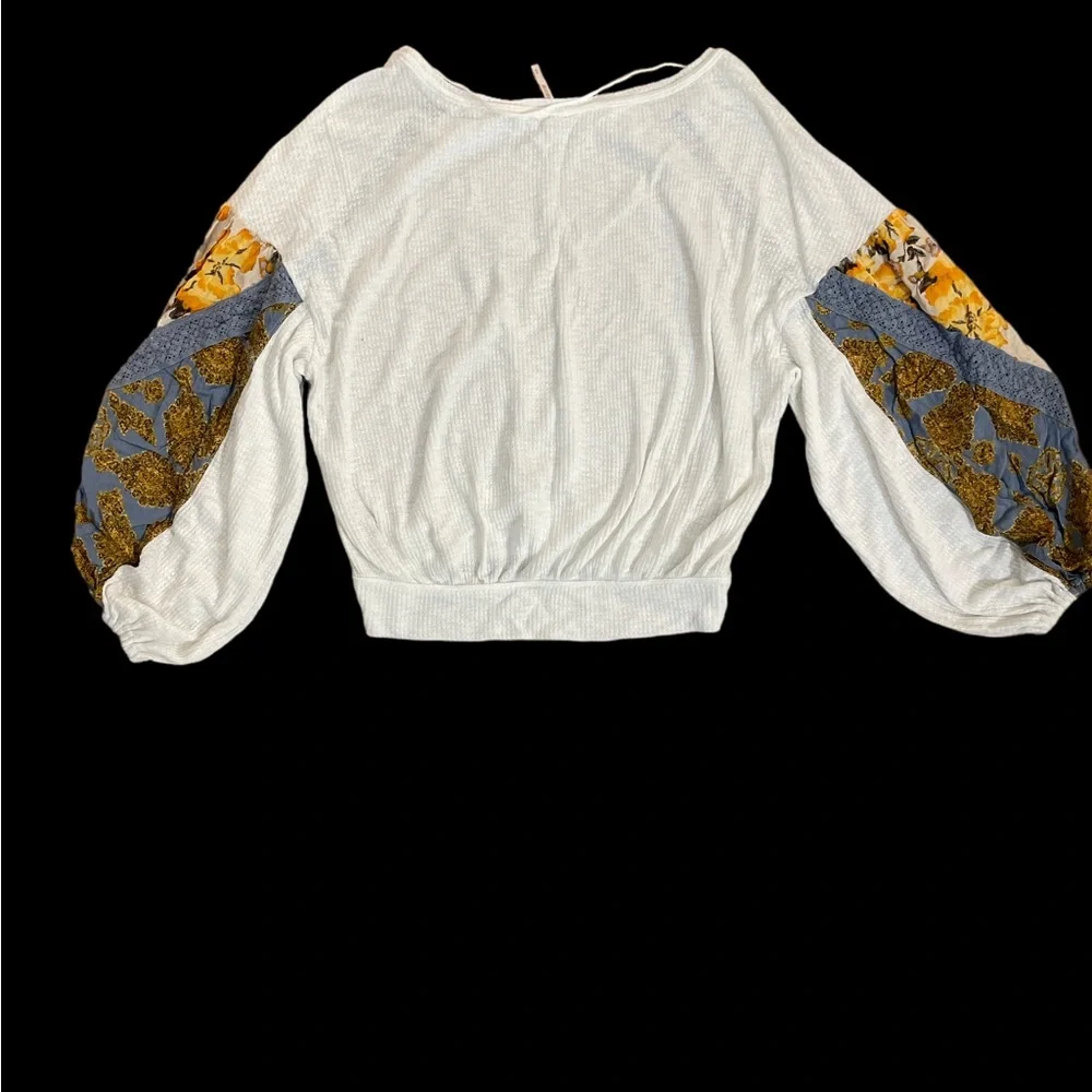 Free People casual clash thermal white top puff design sleeve M great for fall